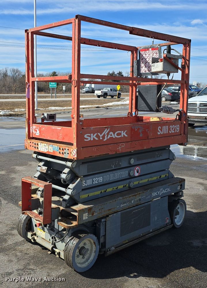 image for item EH8639 2012 SkyJack SJIII 3219 scissor lift