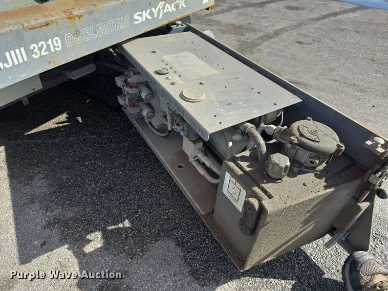 image for item EH8639 2012 SkyJack SJIII 3219 scissor lift