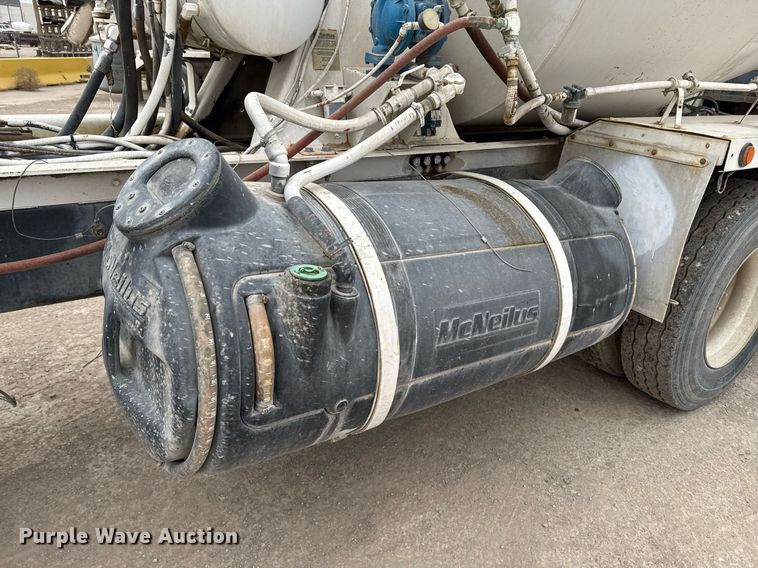 image for item EI4155 2011 Peterbilt 365 ready mix truck