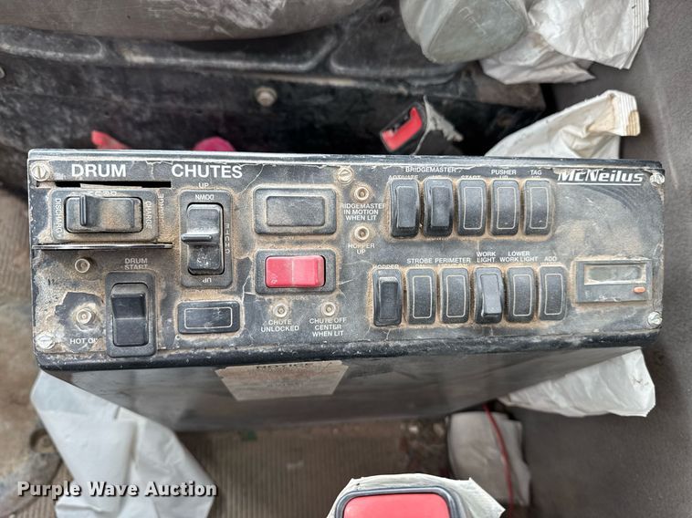 image for item EI4155 2011 Peterbilt 365 ready mix truck