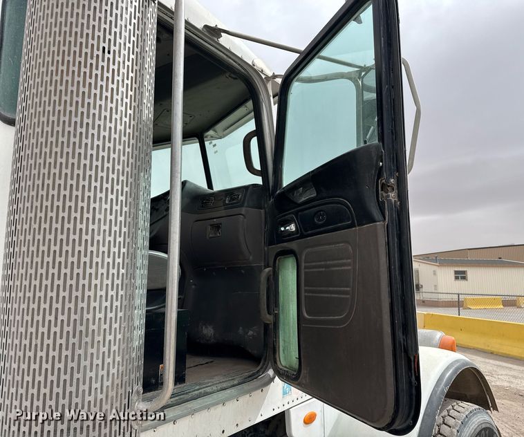 image for item EI4155 2011 Peterbilt 365 ready mix truck