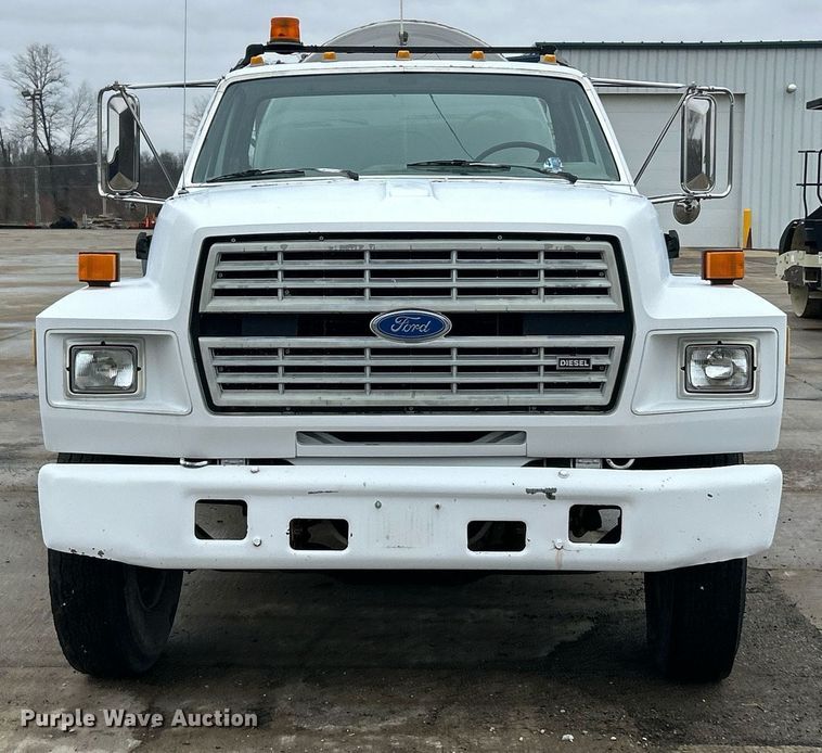 image for item EK2633 1992 Ford F700 fuel truck