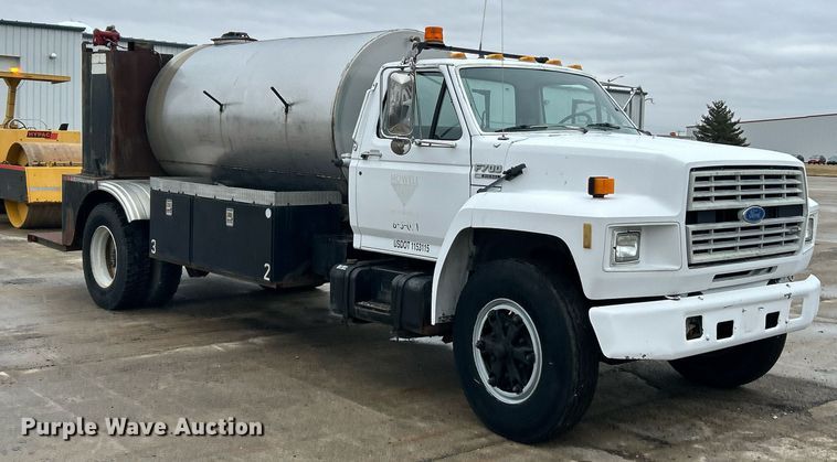 image for item EK2633 1992 Ford F700 fuel truck