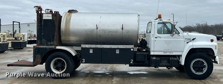 image for item EK2633 1992 Ford F700 fuel truck