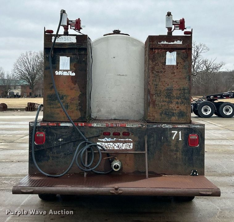 image for item EK2633 1992 Ford F700 fuel truck