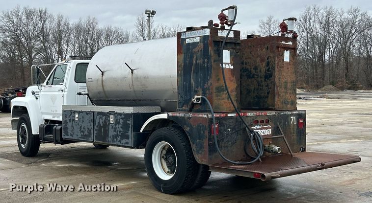 image for item EK2633 1992 Ford F700 fuel truck