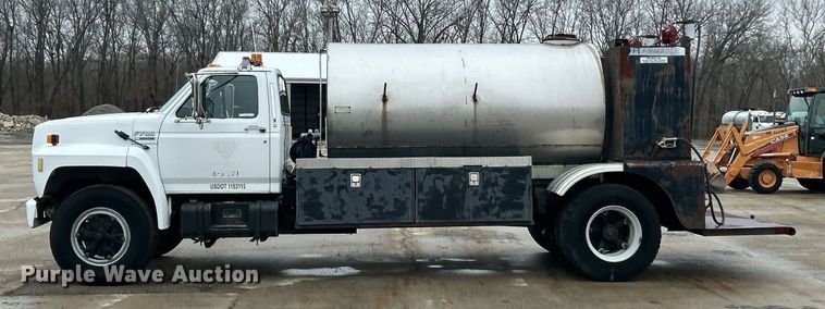 image for item EK2633 1992 Ford F700 fuel truck