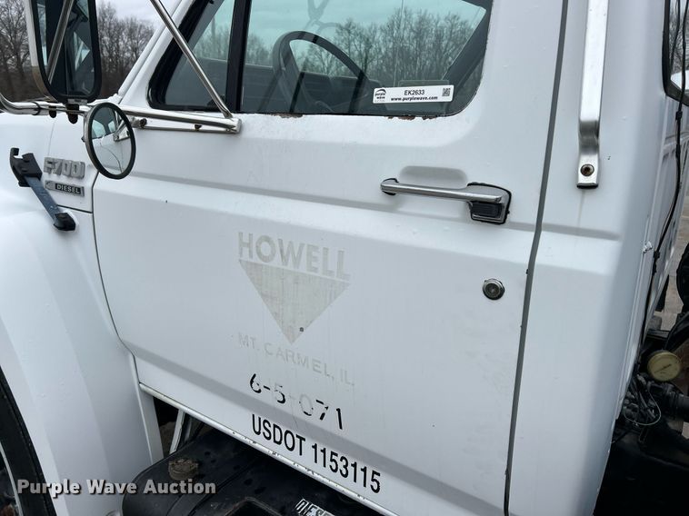 image for item EK2633 1992 Ford F700 fuel truck