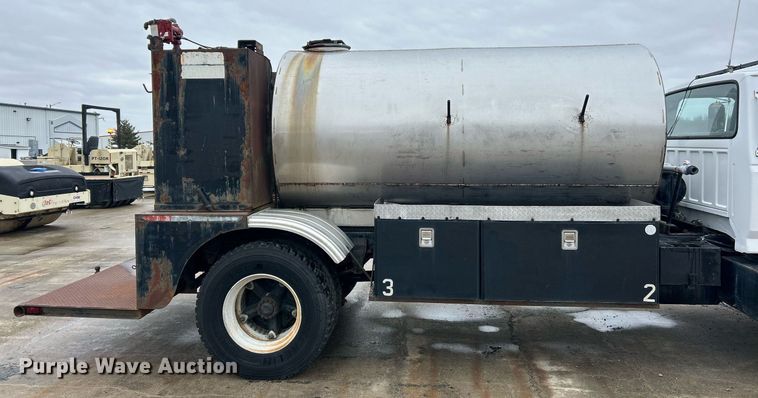 image for item EK2633 1992 Ford F700 fuel truck