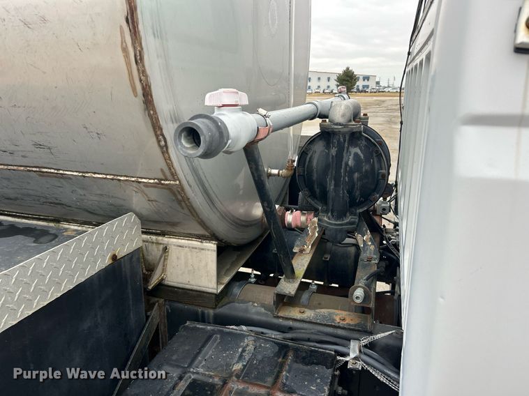 image for item EK2633 1992 Ford F700 fuel truck