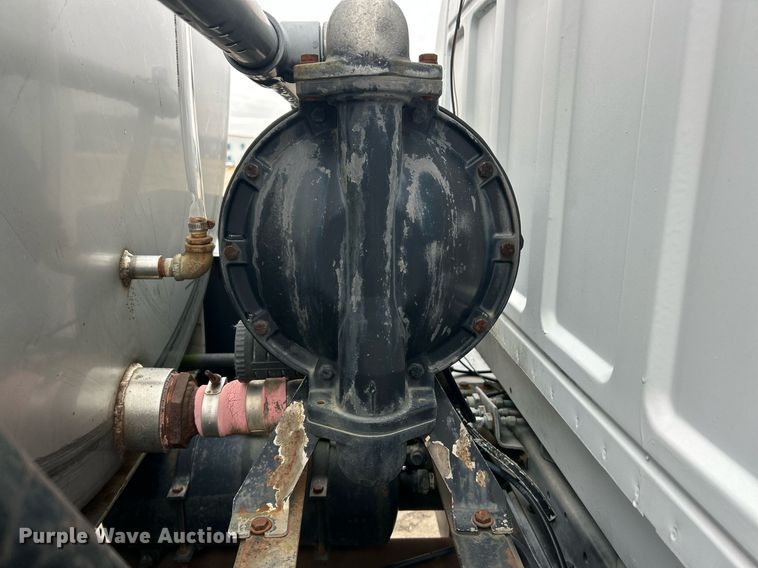 image for item EK2633 1992 Ford F700 fuel truck