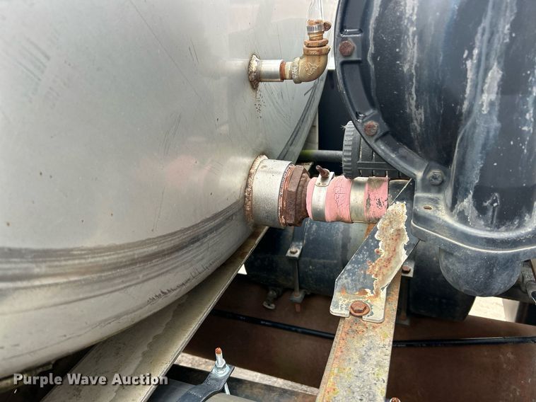 image for item EK2633 1992 Ford F700 fuel truck