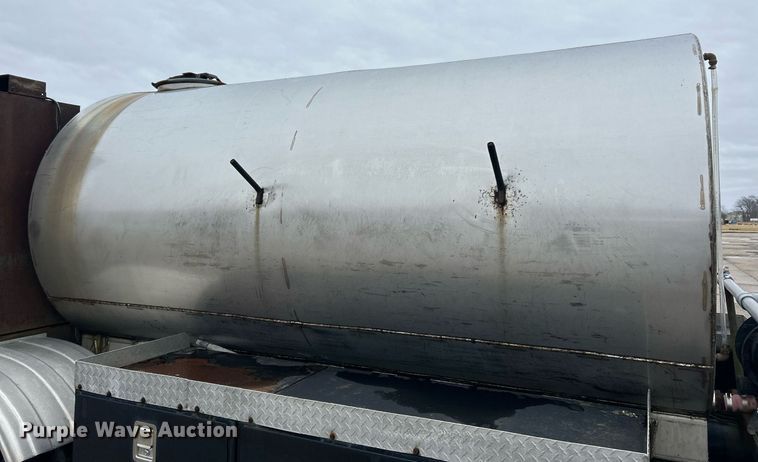 image for item EK2633 1992 Ford F700 fuel truck