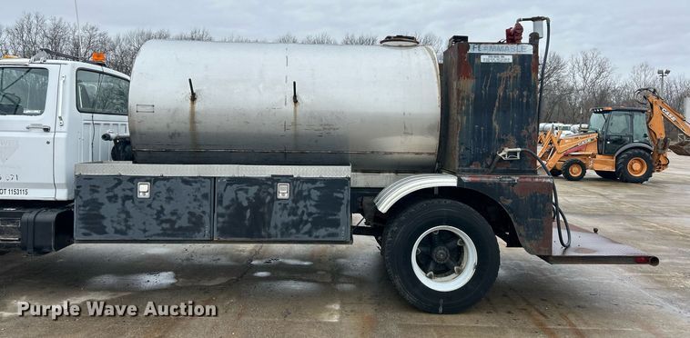 image for item EK2633 1992 Ford F700 fuel truck