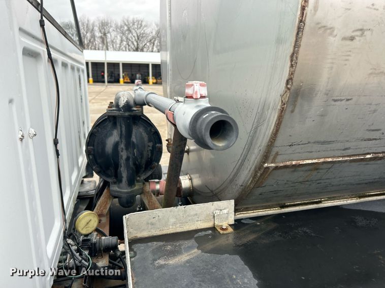 image for item EK2633 1992 Ford F700 fuel truck