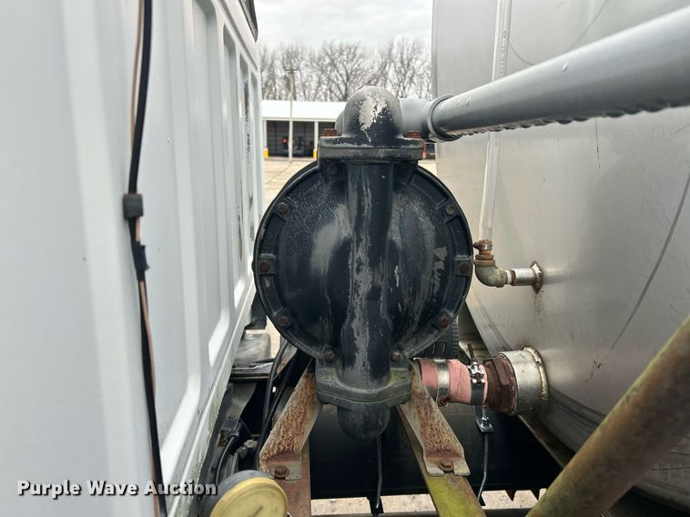 image for item EK2633 1992 Ford F700 fuel truck