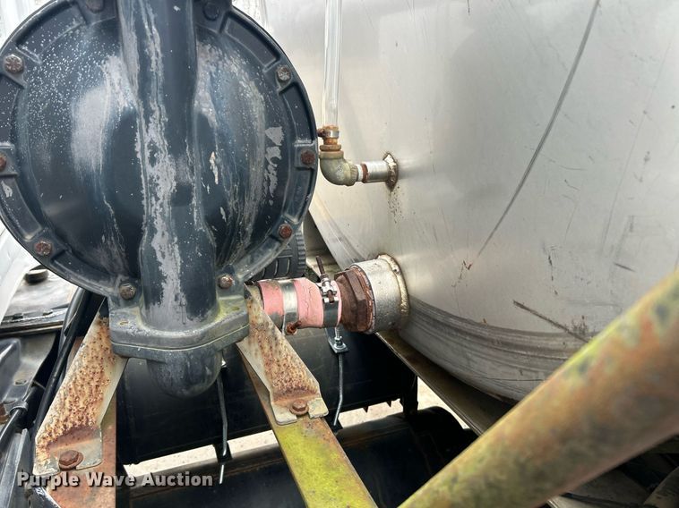 image for item EK2633 1992 Ford F700 fuel truck