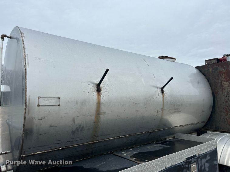 image for item EK2633 1992 Ford F700 fuel truck