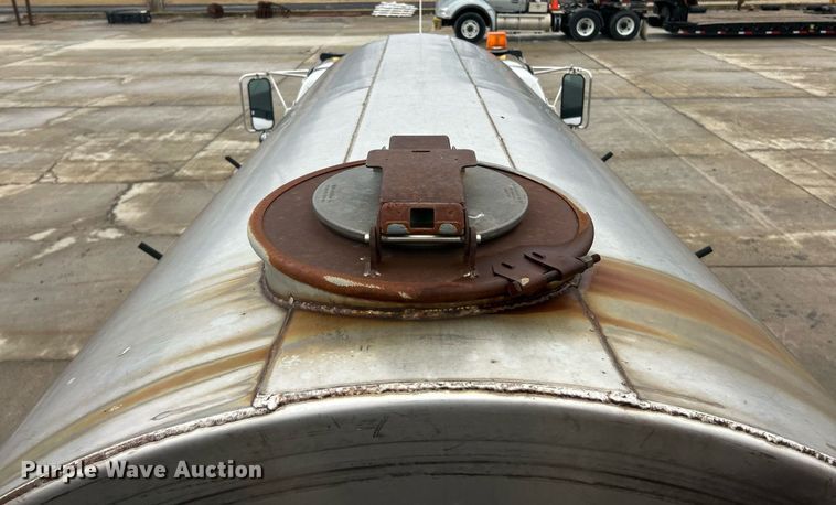 image for item EK2633 1992 Ford F700 fuel truck