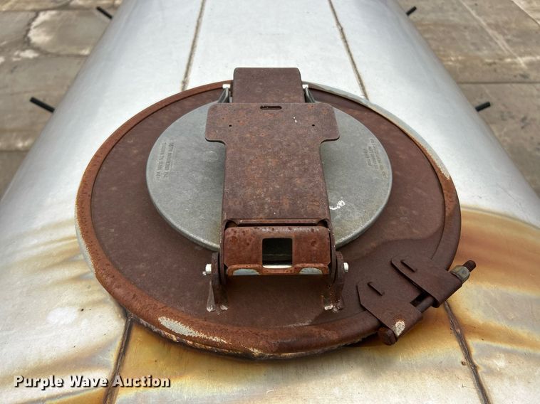 image for item EK2633 1992 Ford F700 fuel truck