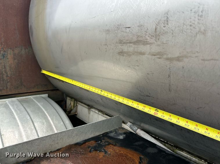 image for item EK2633 1992 Ford F700 fuel truck