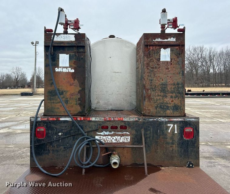 image for item EK2633 1992 Ford F700 fuel truck