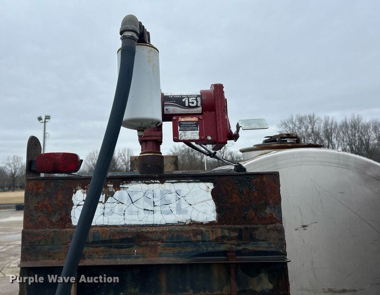 image for item EK2633 1992 Ford F700 fuel truck