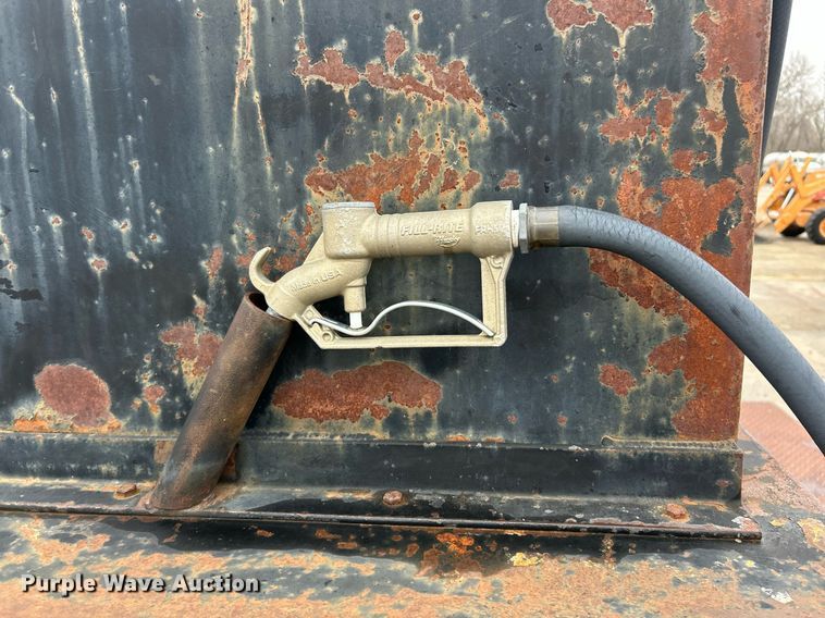 image for item EK2633 1992 Ford F700 fuel truck