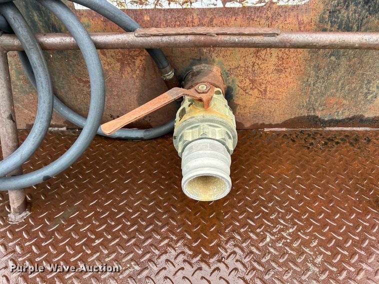 image for item EK2633 1992 Ford F700 fuel truck