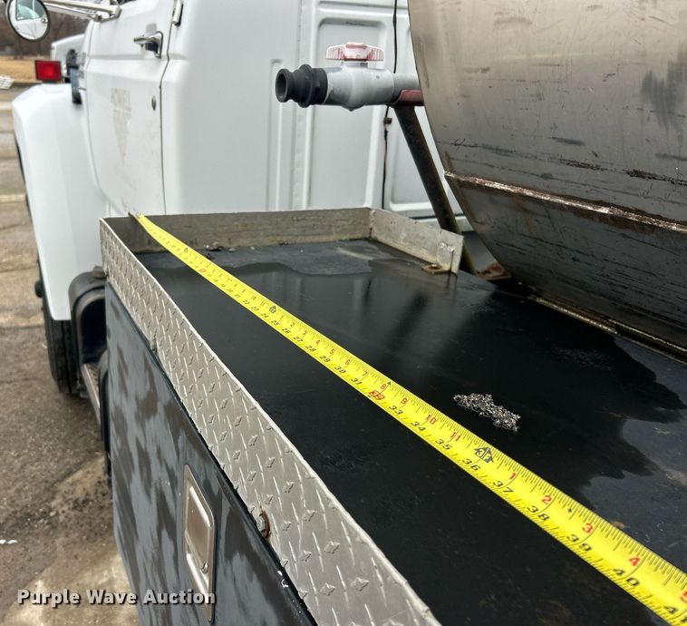 image for item EK2633 1992 Ford F700 fuel truck