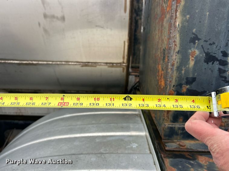 image for item EK2633 1992 Ford F700 fuel truck