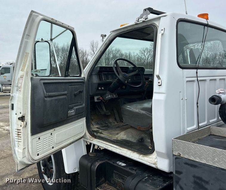 image for item EK2633 1992 Ford F700 fuel truck