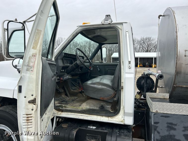 image for item EK2633 1992 Ford F700 fuel truck