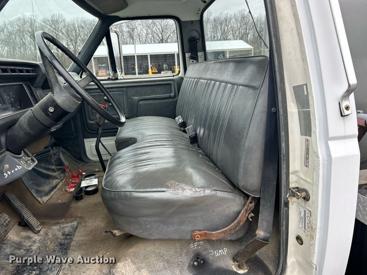 image for item EK2633 1992 Ford F700 fuel truck