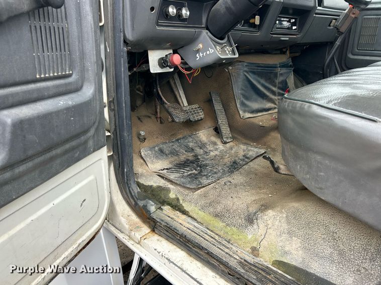 image for item EK2633 1992 Ford F700 fuel truck