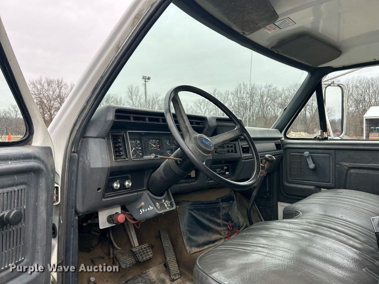 image for item EK2633 1992 Ford F700 fuel truck