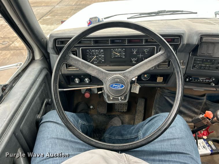 image for item EK2633 1992 Ford F700 fuel truck