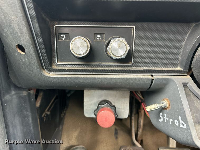 image for item EK2633 1992 Ford F700 fuel truck