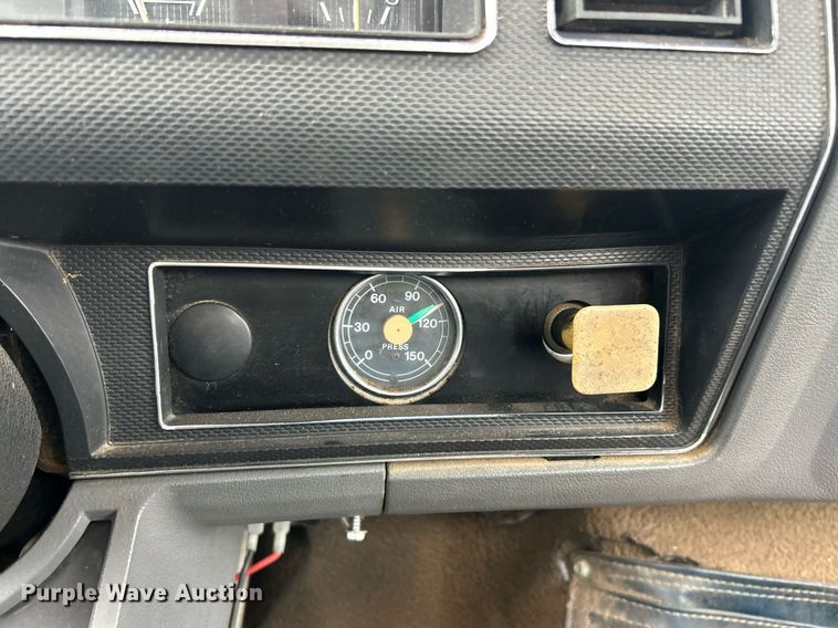 image for item EK2633 1992 Ford F700 fuel truck