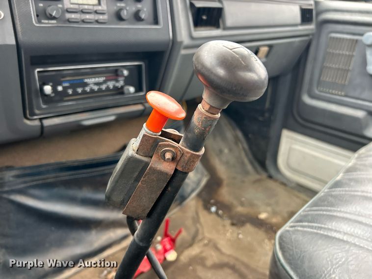 image for item EK2633 1992 Ford F700 fuel truck