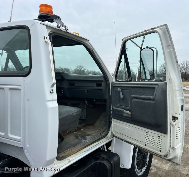 image for item EK2633 1992 Ford F700 fuel truck