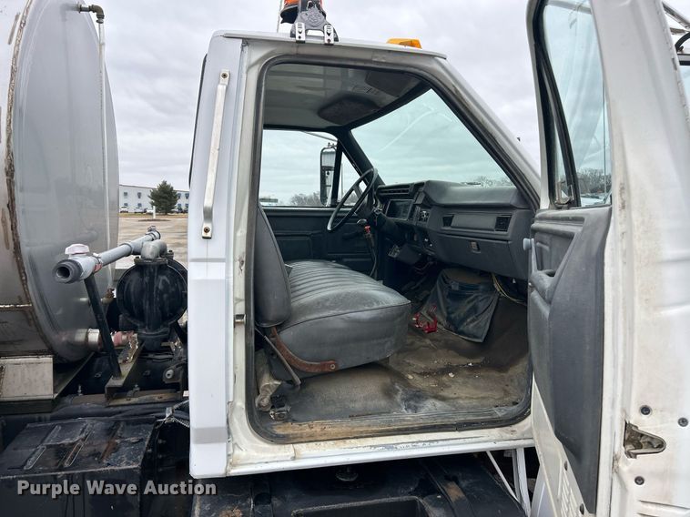 image for item EK2633 1992 Ford F700 fuel truck