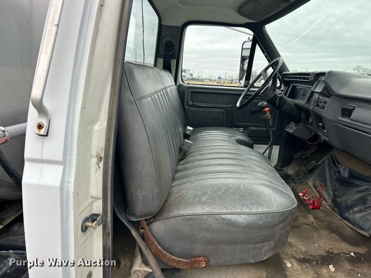 image for item EK2633 1992 Ford F700 fuel truck