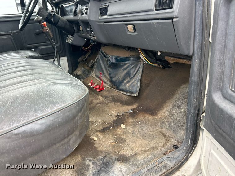 image for item EK2633 1992 Ford F700 fuel truck