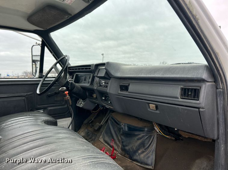 image for item EK2633 1992 Ford F700 fuel truck