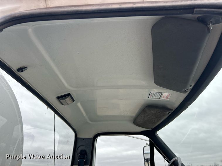 image for item EK2633 1992 Ford F700 fuel truck