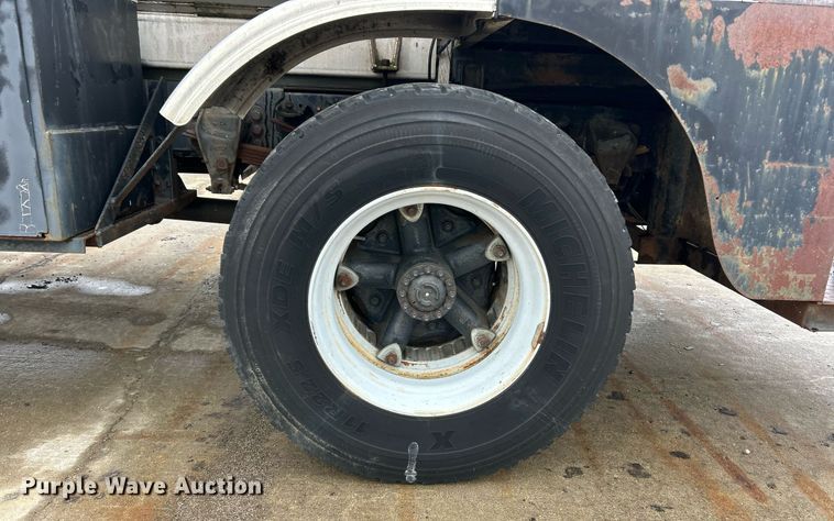 image for item EK2633 1992 Ford F700 fuel truck