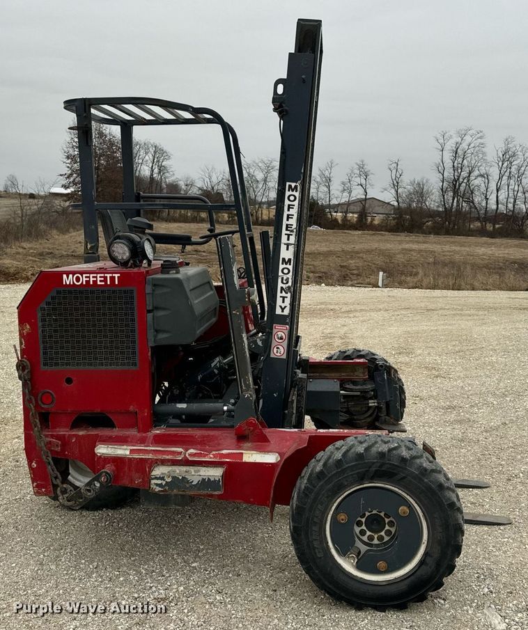 image for item EN5107 2004 Moffett M5500 W 4W forklift