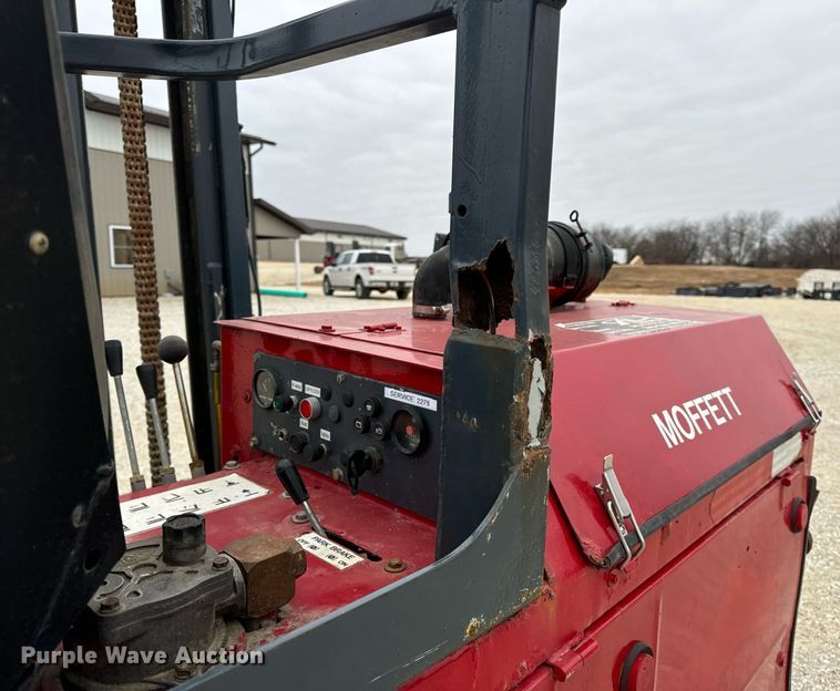 image for item EN5107 2004 Moffett M5500 W 4W forklift