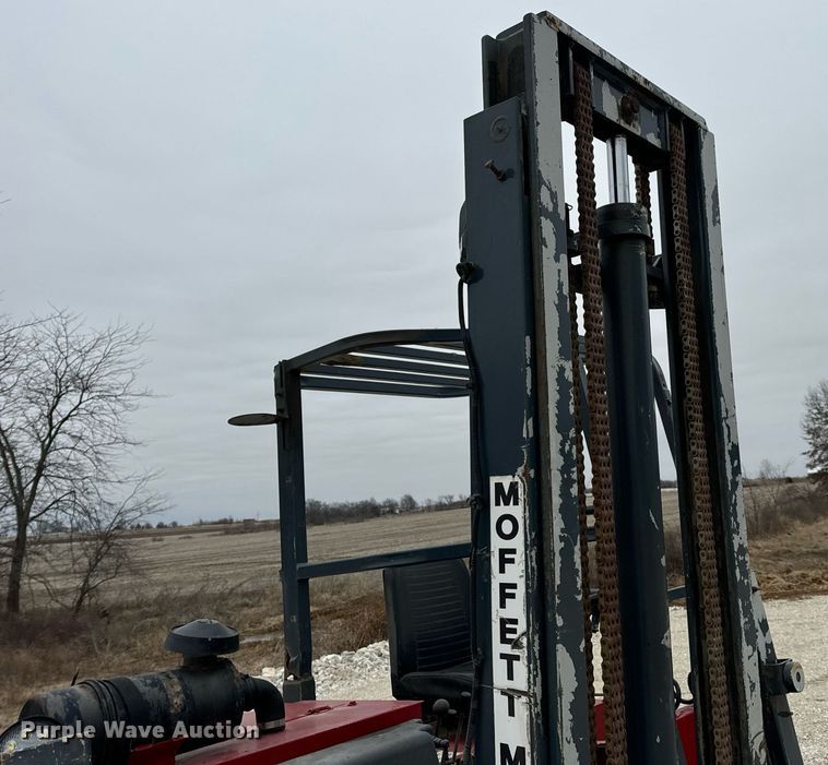 image for item EN5107 2004 Moffett M5500 W 4W forklift